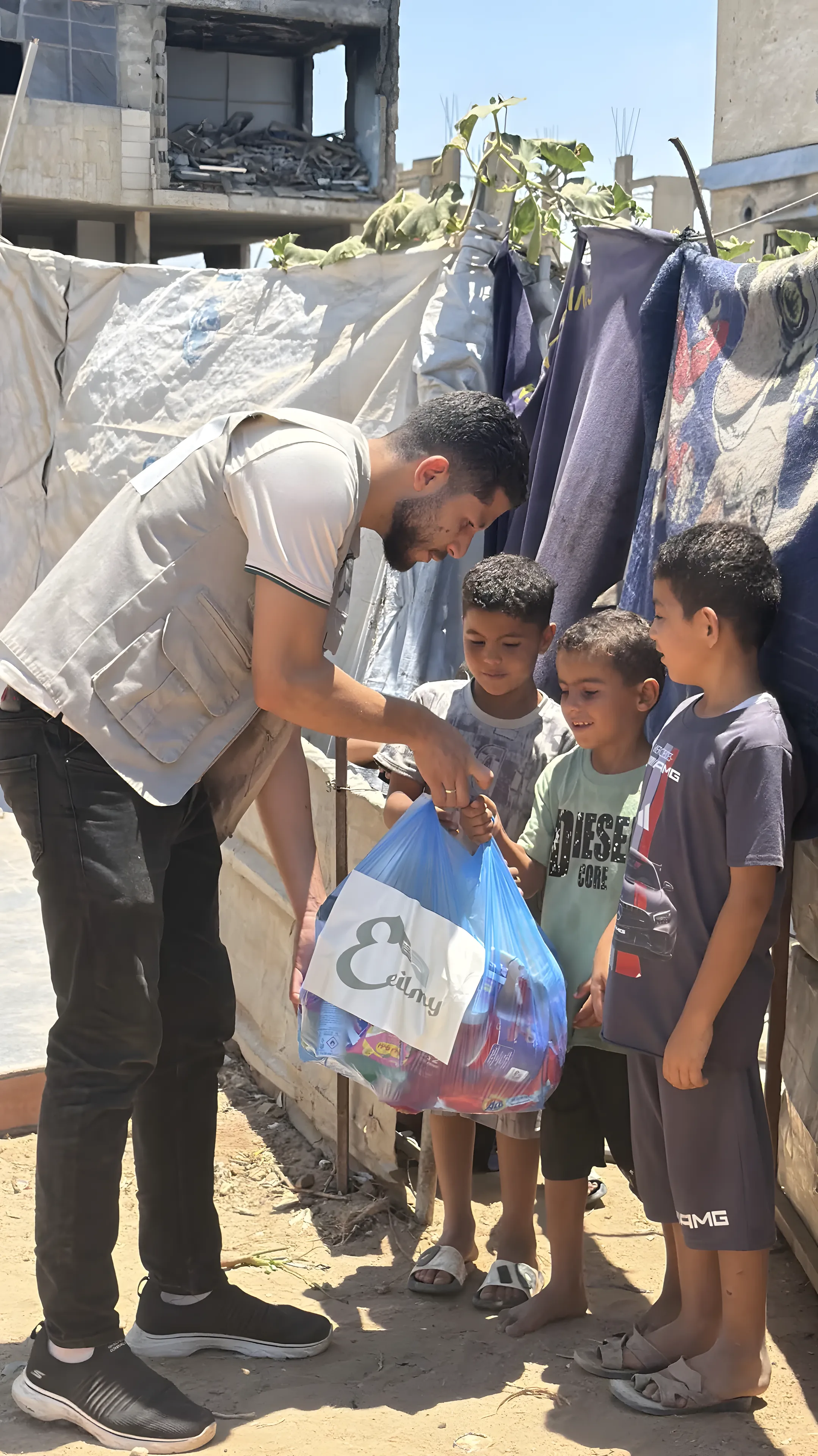 Remise d’un colis à des enfants réfugiés.