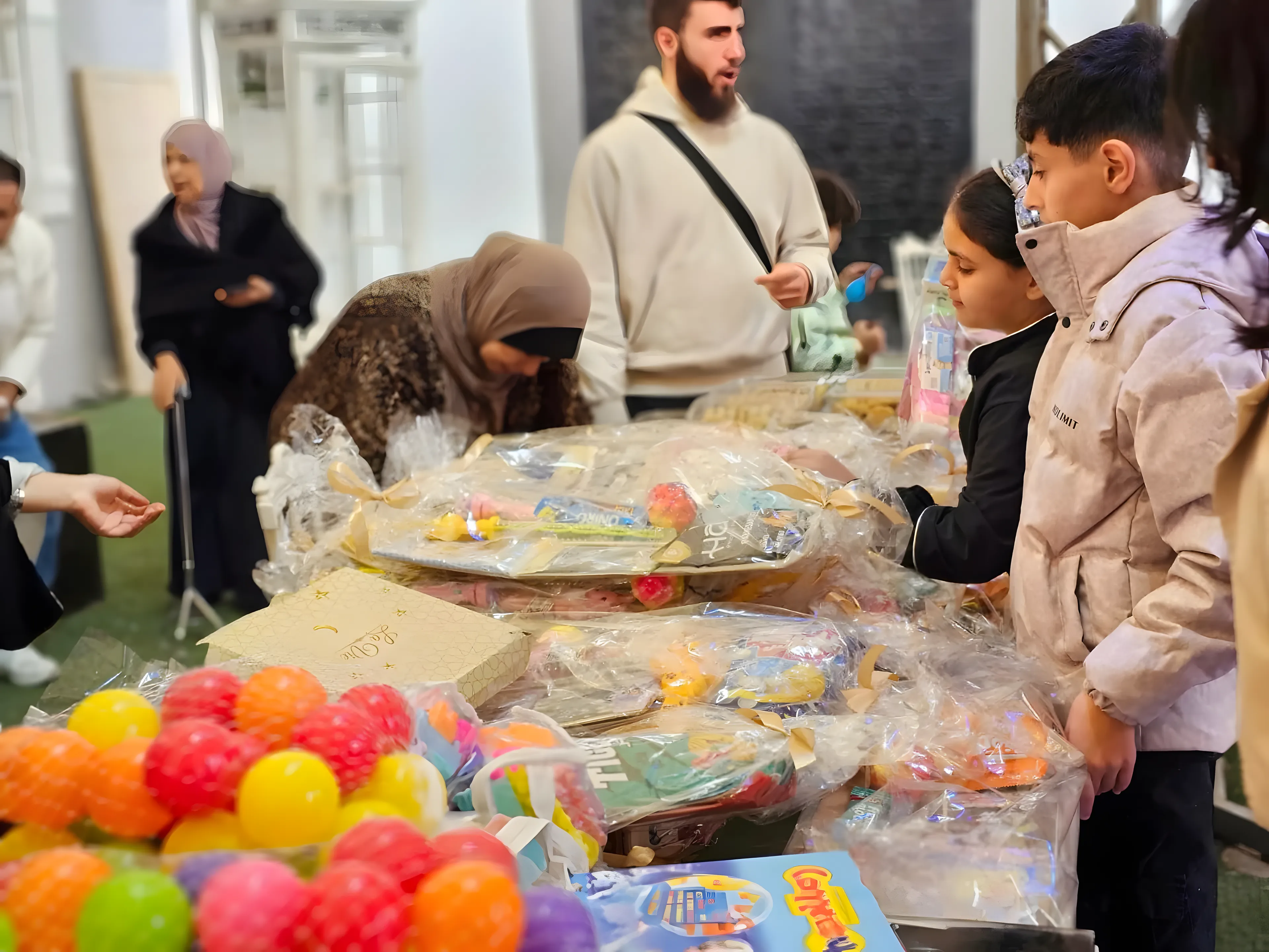 Distribution de biens essentiels et activités pour les enfants.
