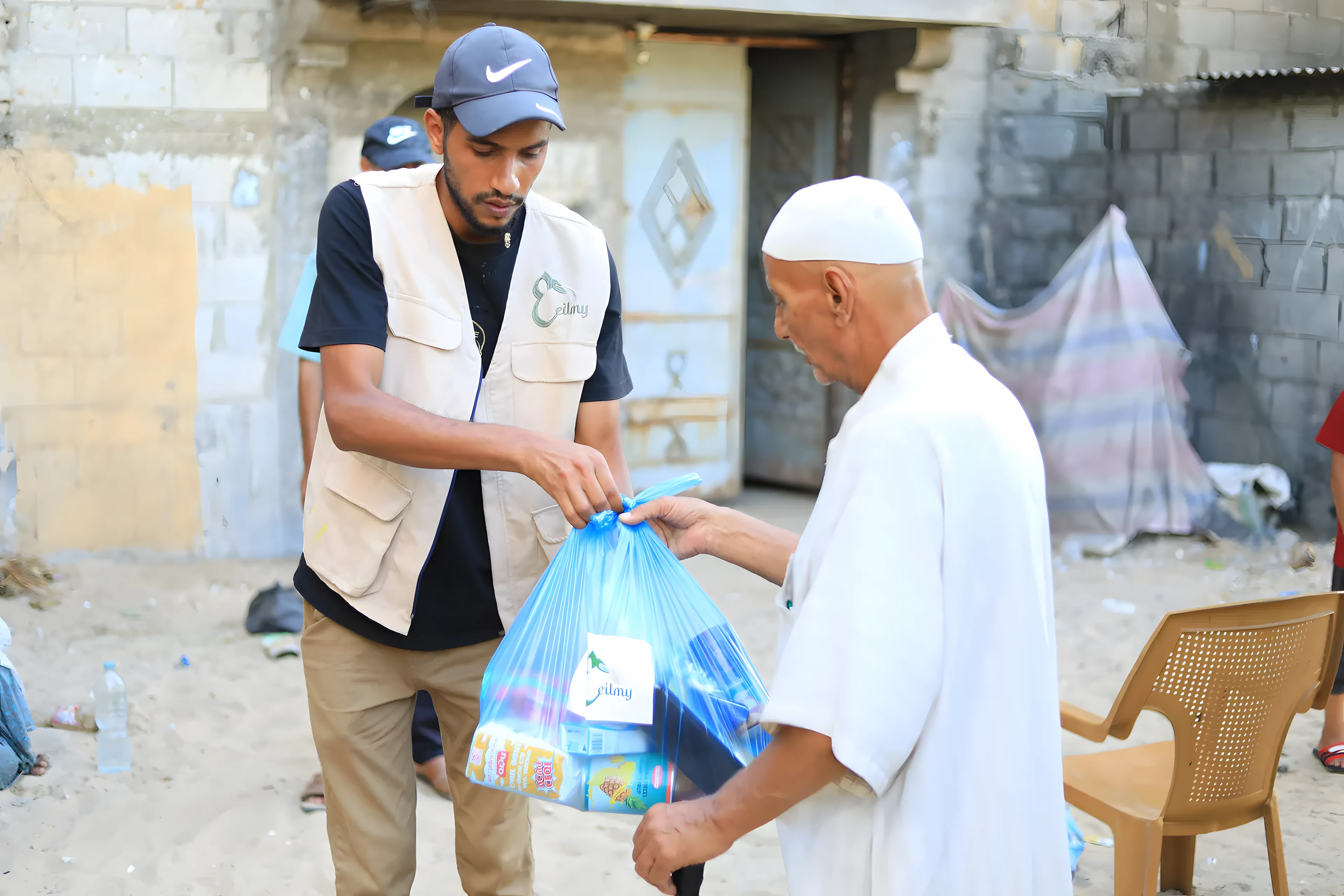 Distribution de colis à des familles à Gaza.