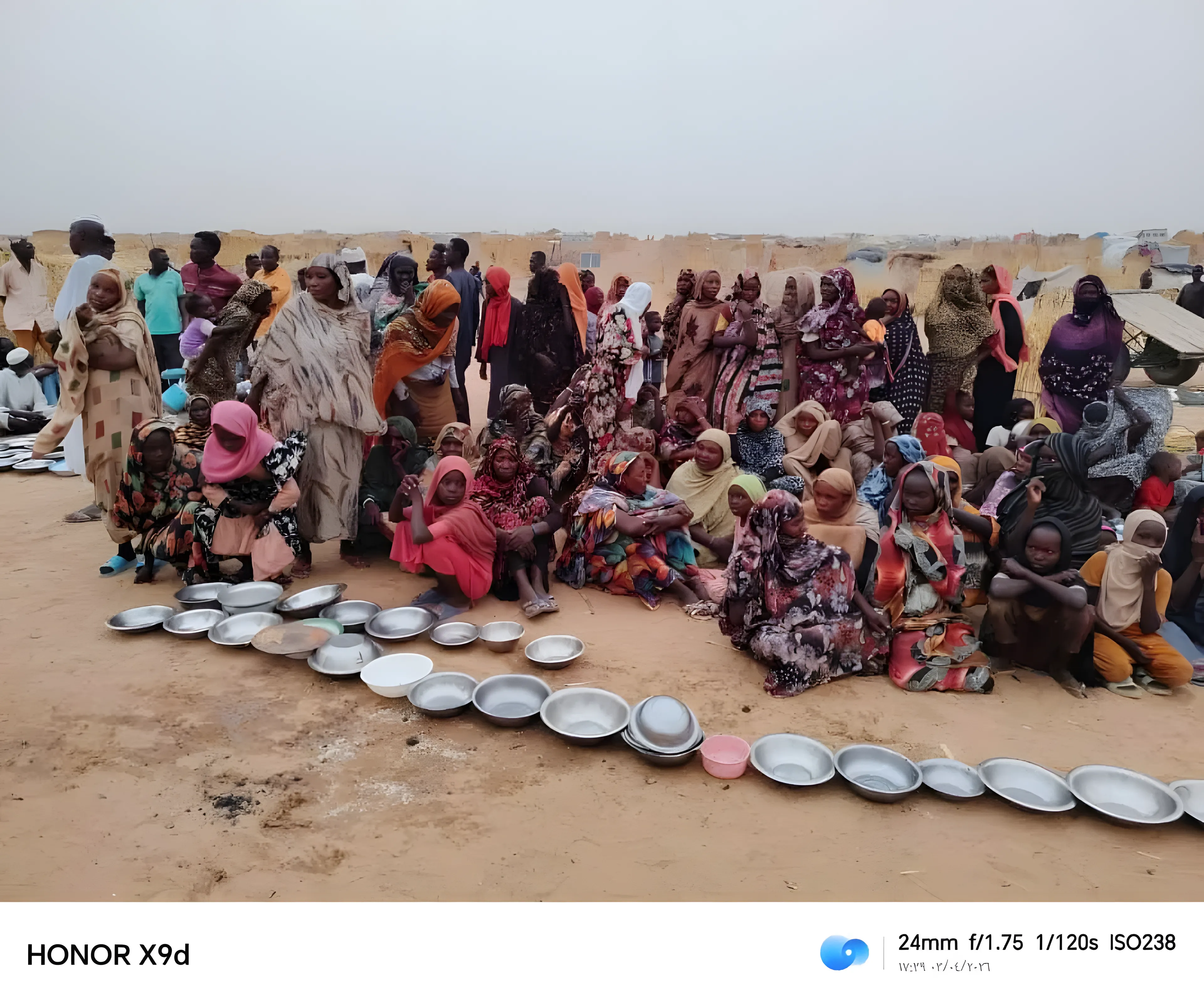 Distribution de repas pendant une opération solidaire.